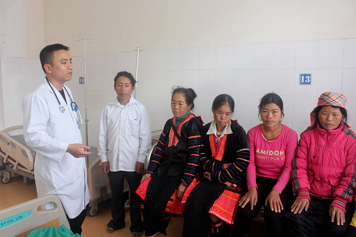 Cán bộ Trung tâm Y tế huyện Mường Chà tuyên truyền các đường lây truyền và biện pháp phòng tránh HIV/AIDS cho người dân.