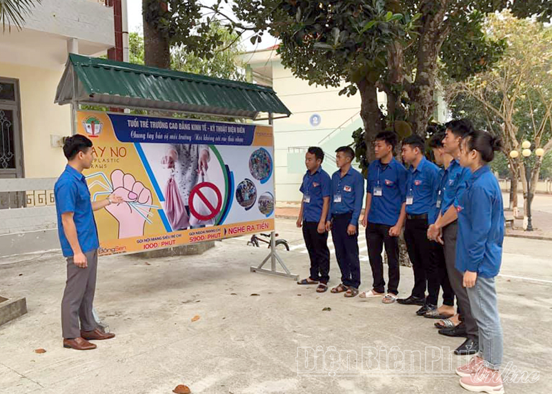 Đoàn viên, thanh niên Trường Cao đẳng Kinh tế - Kỹ thuật tỉnh tìm hiểu về tác hại của thuốc lá.