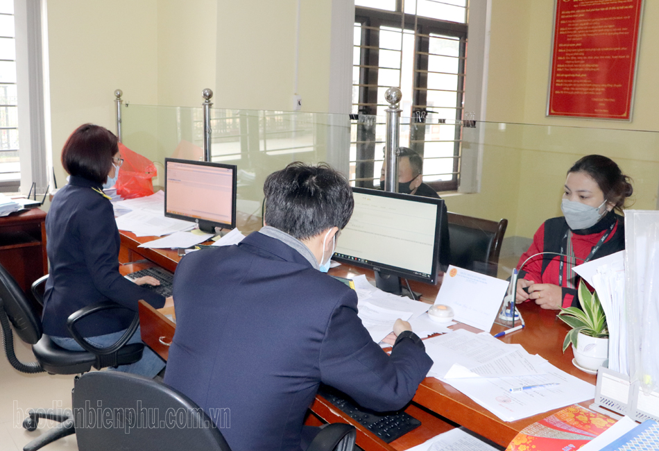 Cán bộ Chi cục Thuế huyện Điện Biên hướng dẫn người nộp thuế sử dụng hóa đơn điện tử khởi tạo từ máy tính tiền.