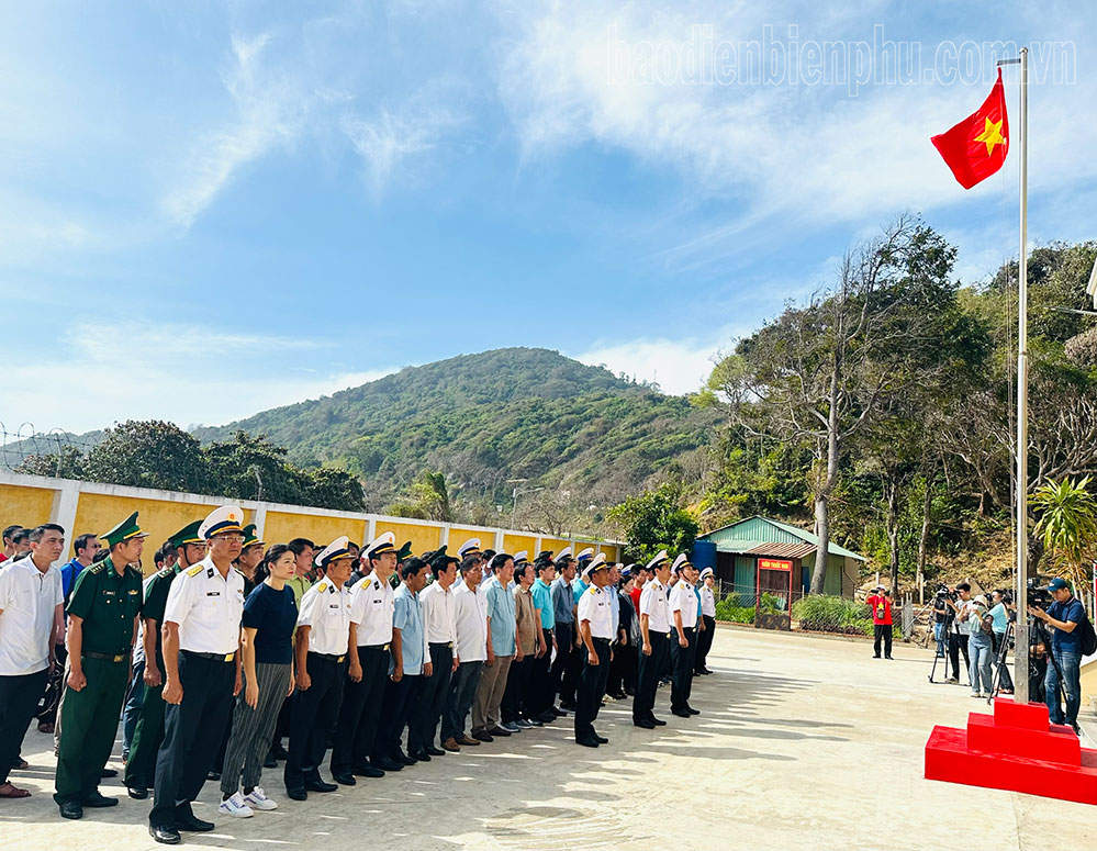 Lễ chào cờ trên đảo Hòn Khoai.