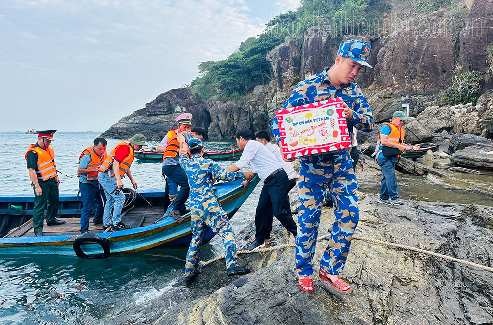 Bộ đội Hải quân chuyển quà tết lên đảo Hòn Chuối.