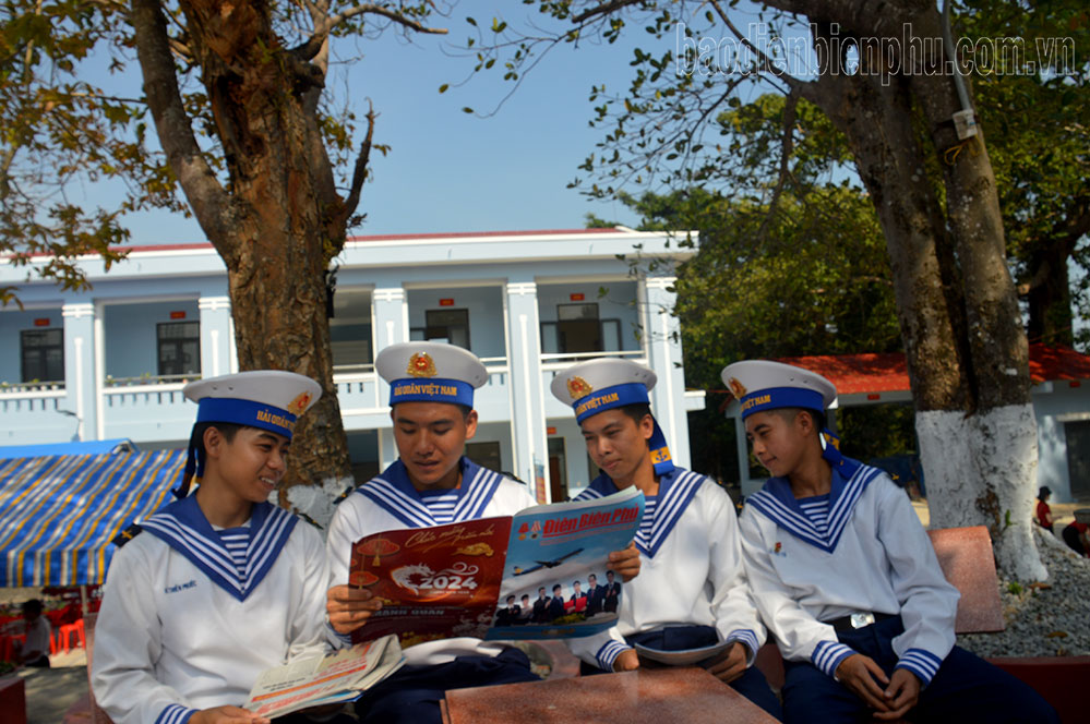 Chiến sĩ hải quân trên đảo Thổ Chu đọc ấn phẩm Xuân của Báo Điện Biên Phủ.