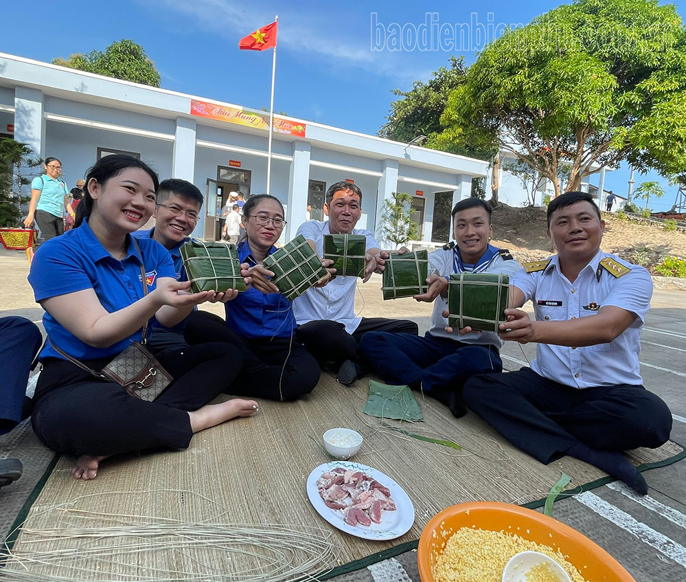 Gói bánh chưng tại Trạm radar 600 trên đảo Nam Du.