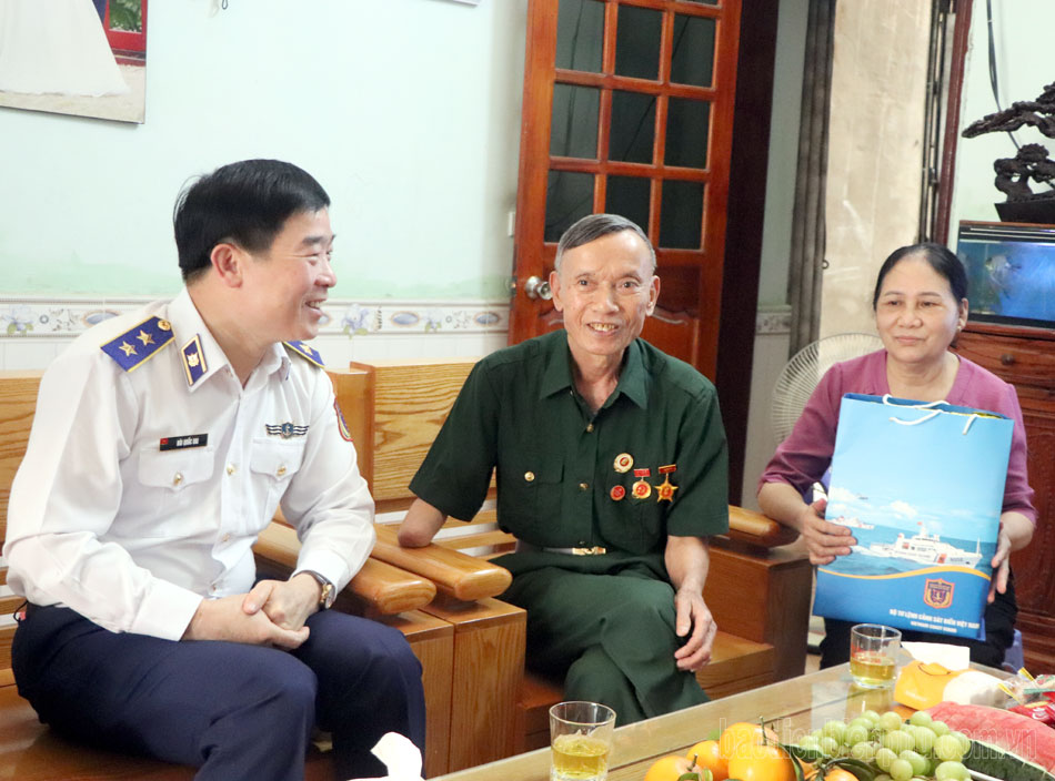 Trung tướng Bùi Quốc Oai, Chính ủy Cảnh sát biển Việt Nam thăm hỏi, tặng quà cho thương binh Đinh Văn Bán, phường Mường Thanh (TP. Điện Biên Phủ).