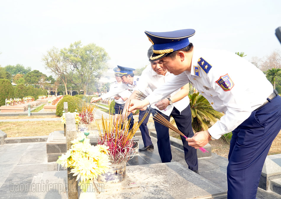Lãnh đạo Bộ Tư lệnh Cảnh sát biển Việt Nam, lãnh đạo UBND tỉnh dâng hương phần mộ liệt sĩ tại Nghĩa trang liệt sĩ A1.