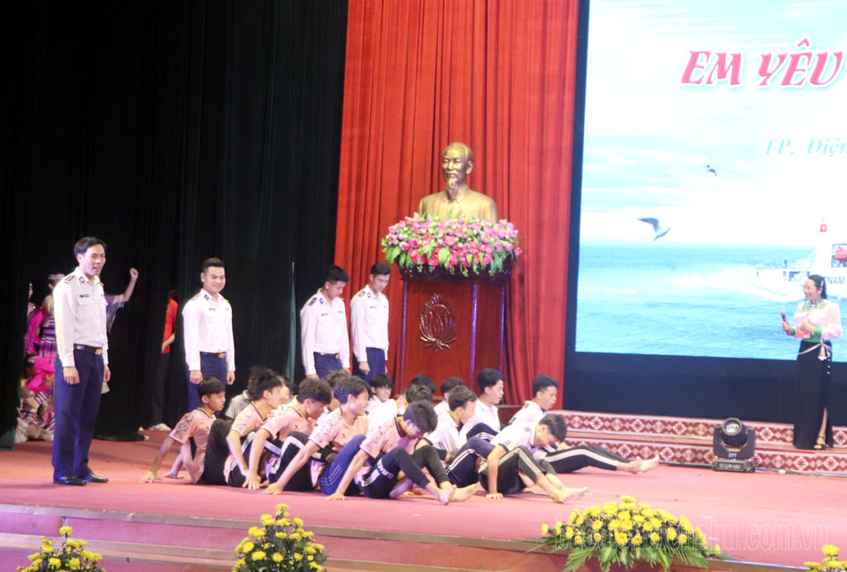  Các học sinh thích thú tham gia giải cứu thí sinh.