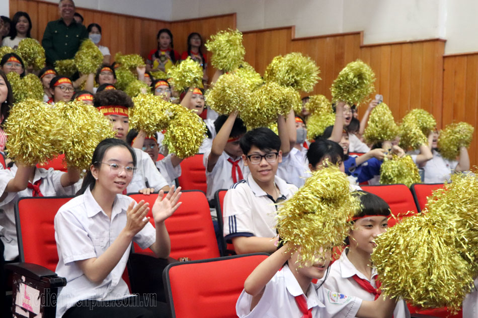 Các thí sinh nhận được sự cổ vũ nhiệt tình của khán giả.