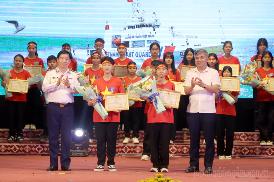 Trung tướng Bùi Quốc Oai, Chính ủy Cảnh sát biển Việt Nam và Phó Chủ tịch UBND tỉnh Lò Văn Tiến trao giải Nhất cho các thí sinh.