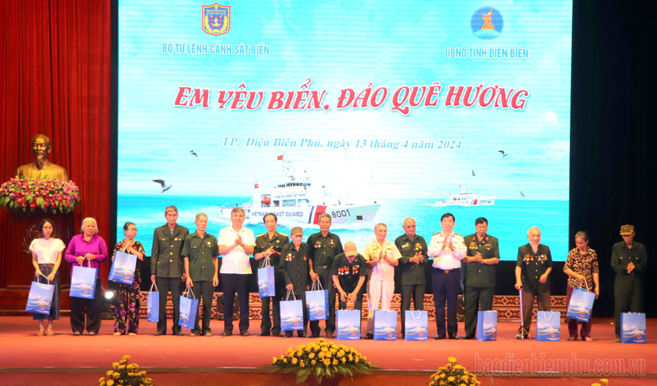 Lãnh đạo Bộ Tư lệnh Cảnh sát biển Việt Nam và lãnh đạo UBND tỉnh trao quà cho các gia đình chính sách.