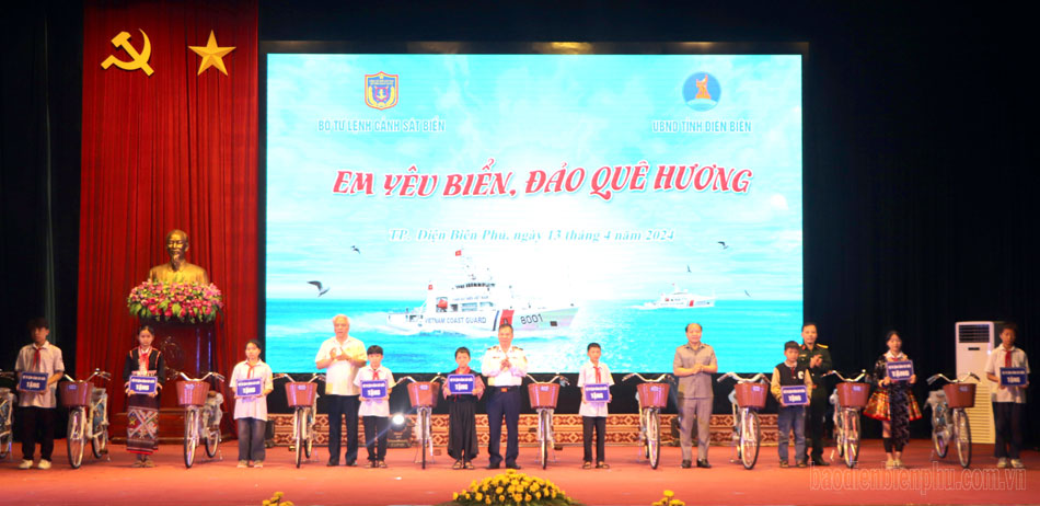 Đại diện Bộ Tư lệnh Cảnh sát biển Việt Nam và địa phương trao tặng xe đạp cho học sinh nghèo vượt khó tại địa bàn thành phố Điện Biên Phủ và huyện Điện Biên.