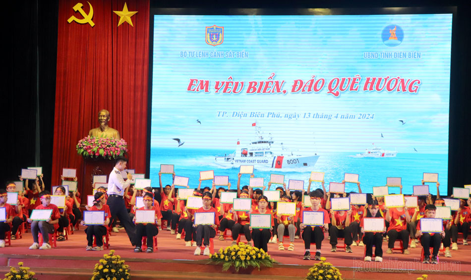 70 học sinh THCS tiêu biểu tham gia cuộc thi “Em yêu biển đảo quê hương”.