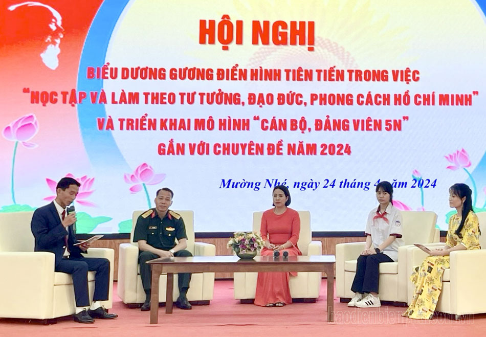Các gương điển hình tiên tiến giao lưu trực tiếp tại hội nghị.