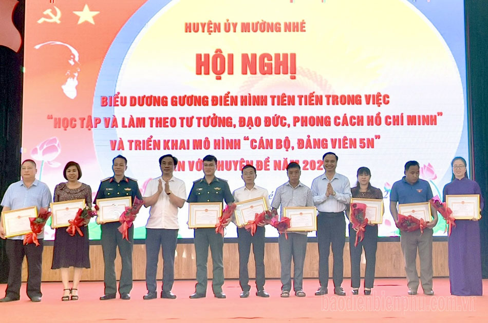  Lãnh đạo huyện Mường Nhé tặng Giấy khen 10 tập thể và 15 cá nhân đạt thành tích xuất sắc trong thực hiện Chỉ thị 05-CT/TW của Bộ Chính trị về “Đẩy mạnh học tập và làm theo tư tưởng, đạo đức, phong cách Hồ Chí Minh” giai đoạn 2021-2024 trên địa bàn huyện.