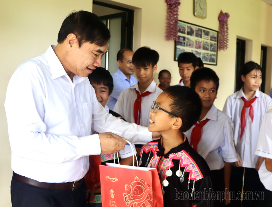Bí thư Tỉnh ủy Trần Quốc Cường ân cần thăm hỏi, động viên các cháu tại Làng trẻ em SOS Điện Biên Phủ.