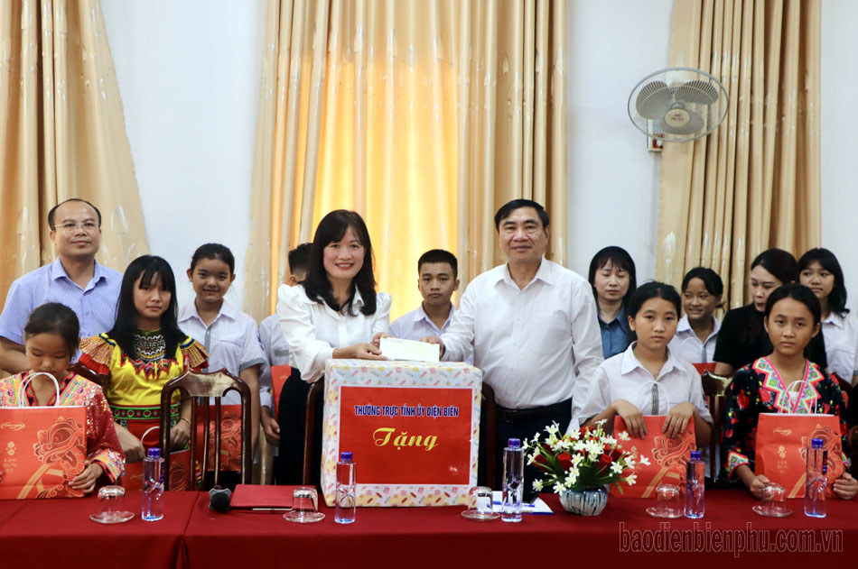 Đồng chí Trần Quốc Cường, Ủy viên Trung ương Đảng, Bí thư Tỉnh ủy tặng quà trẻ em tại Trung tâm Bảo trợ xã hội tỉnh.