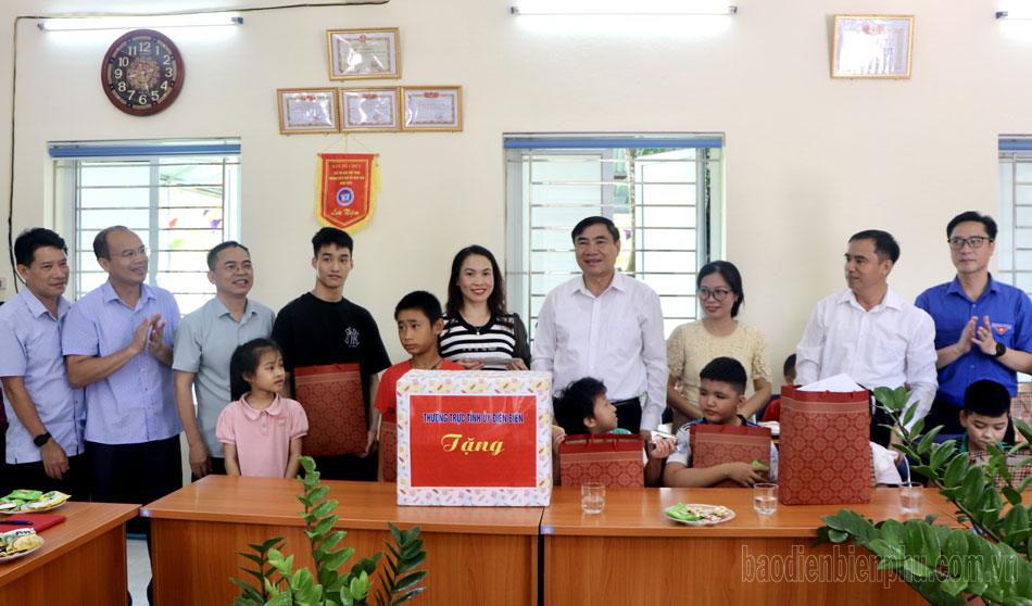  Bí thư Tỉnh ủy Trần Quốc Cường tặng quà cho trẻ em khó khăn tại Trung tâm Hỗ trợ phát triển giáo dục hòa nhập tỉnh.