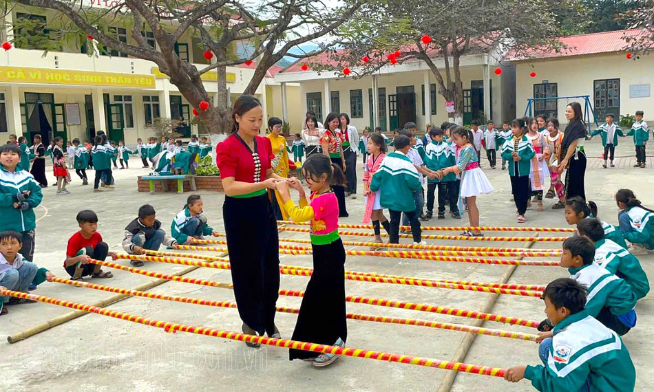 Trải nghiệm múa sạp của cô và trò Trường PTDTBT Tiểu học số 1 Na Sang.