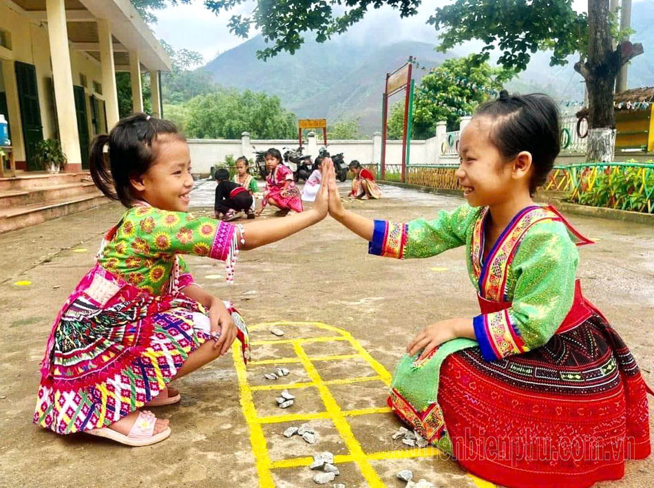 Mặc trang phục truyền thống đến trường vào ngày cố định trong tuần là cách bồi đắp văn hóa dân tộc cho học sinh ở nhiều trường học.
