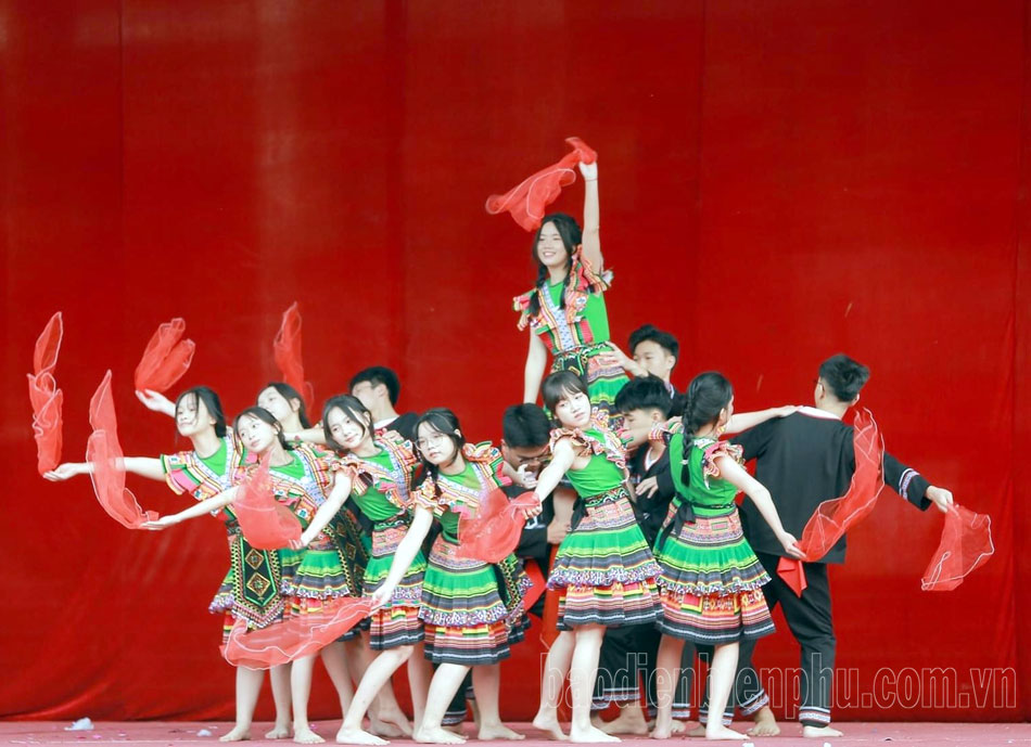  Một tiết mục biểu diễn của học sinh Trường THPT Chuyên Lê Quý Đôn trong hoạt động trải nghiệm với chủ đề “Nét đẹp văn hóa truyền thống các dân tộc”.
