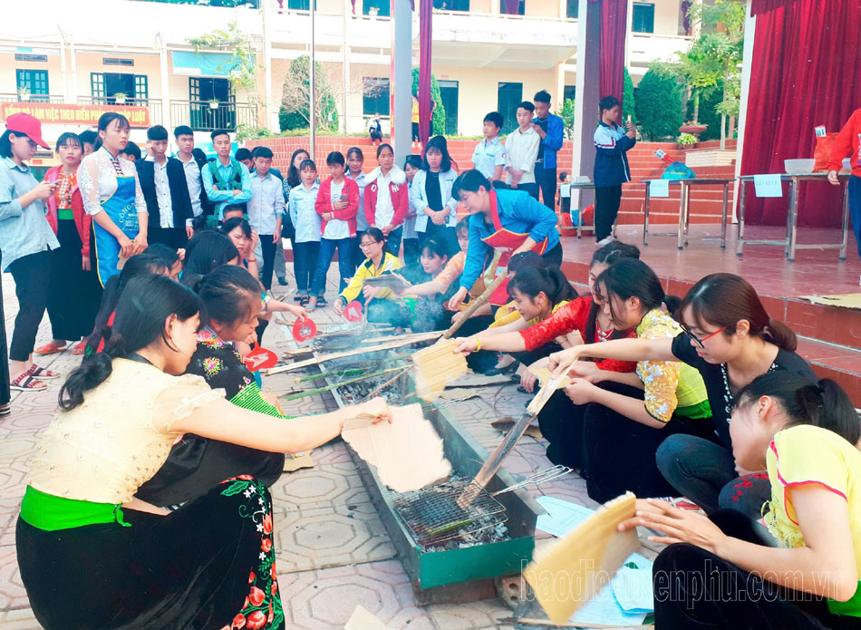 Học sinh Trường PTDTNT tỉnh trải nghiệm chế biến các món ăn dân tộc.